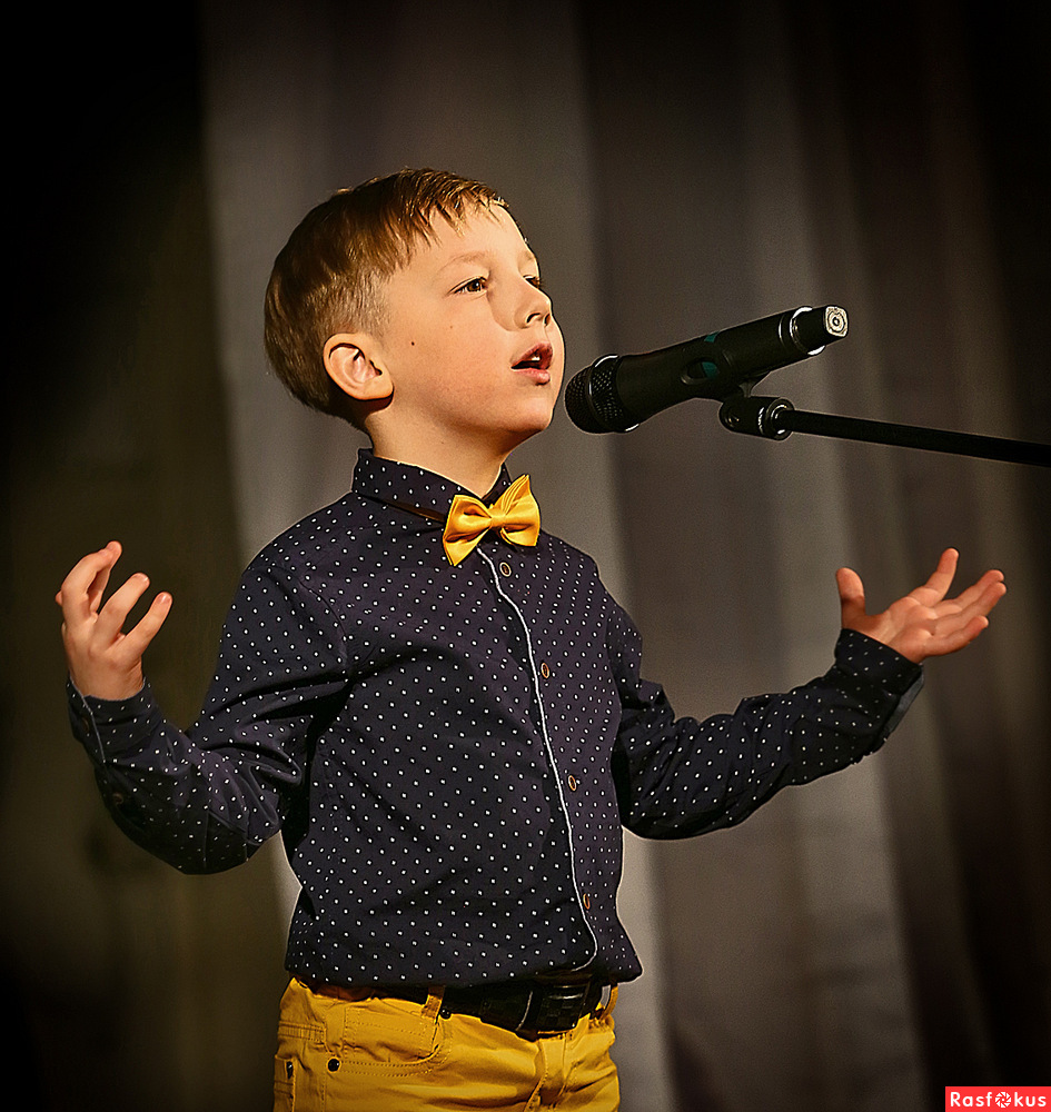 Талант вокала. Дети поют. Дети выступают. Мальчик поет. Ораторское мастерство для детей.